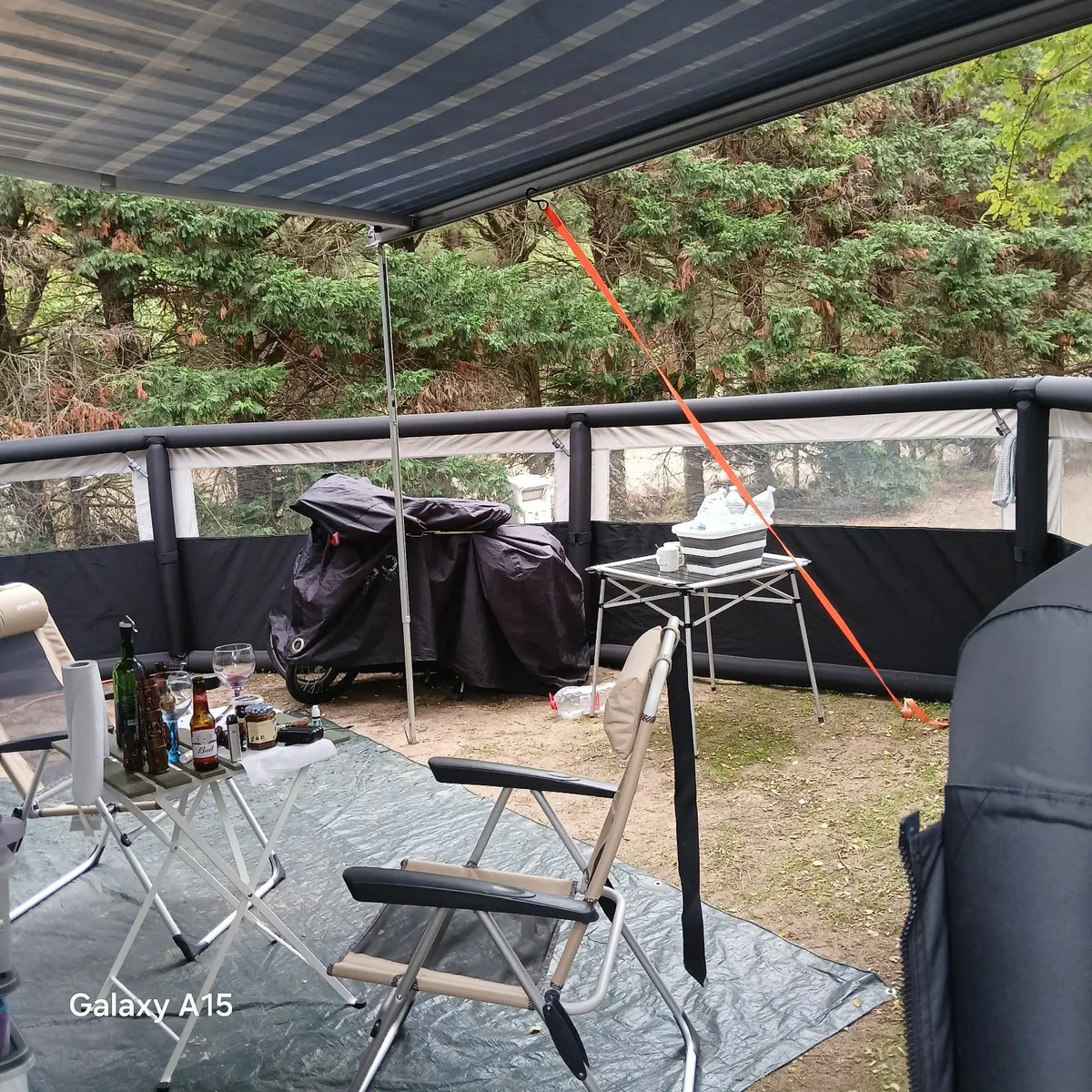 Inflatable windbreaker - Image 1