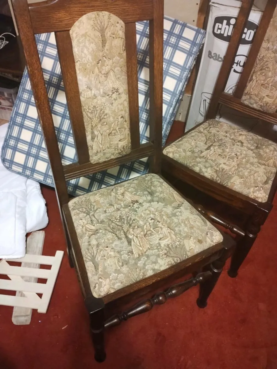 Mahogany dining table and chairs - Image 1