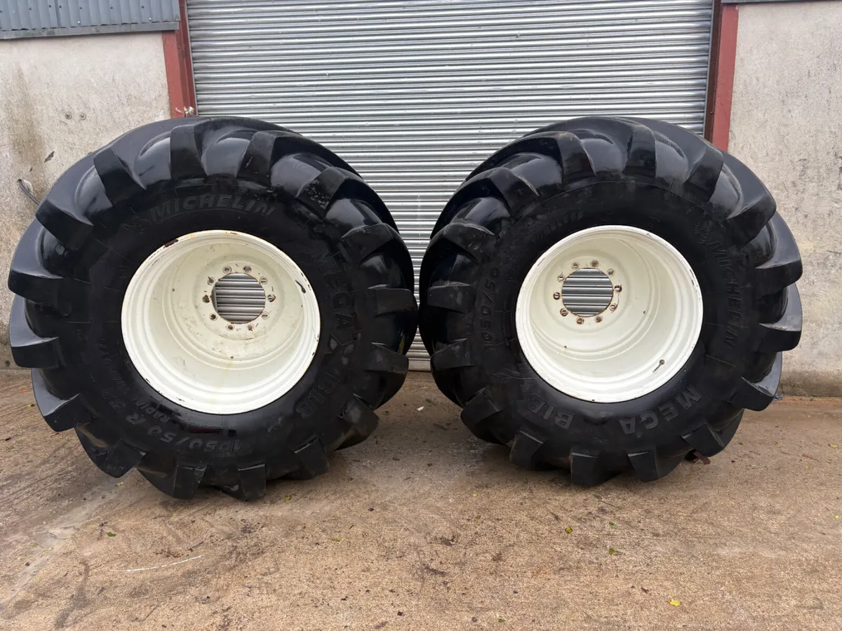 1050/32 Michelins - Image 1