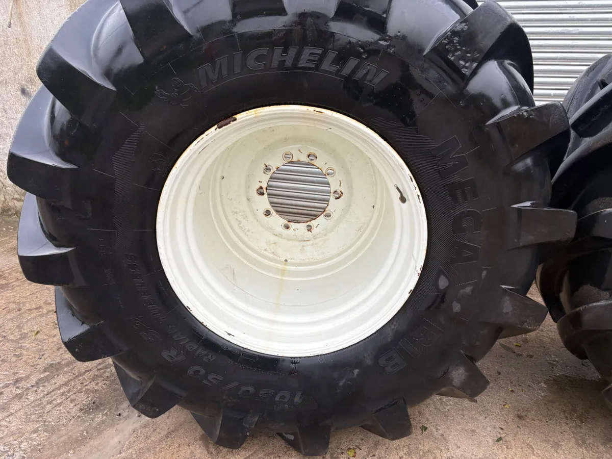 1050/32 Michelins - Image 2