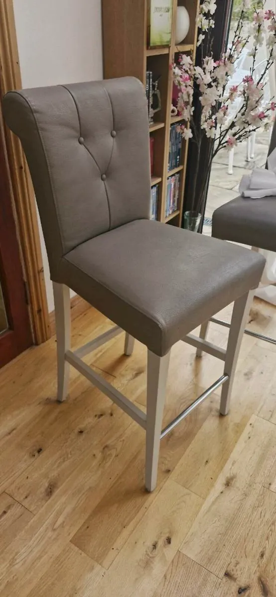 3 Stools - Image 2