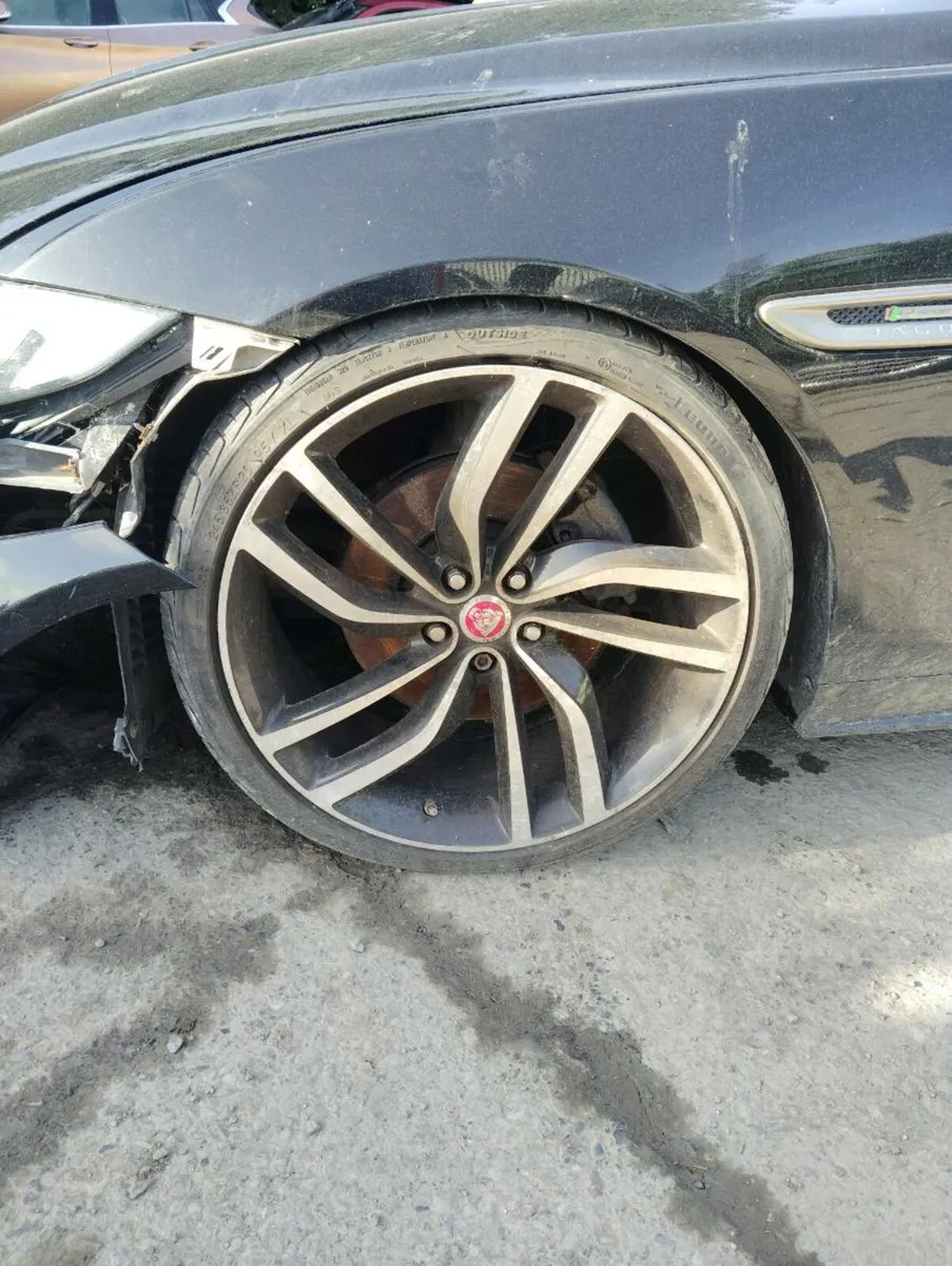 Breaking jaguar XE  r-tipe 2018 2.0 diesel - Image 2