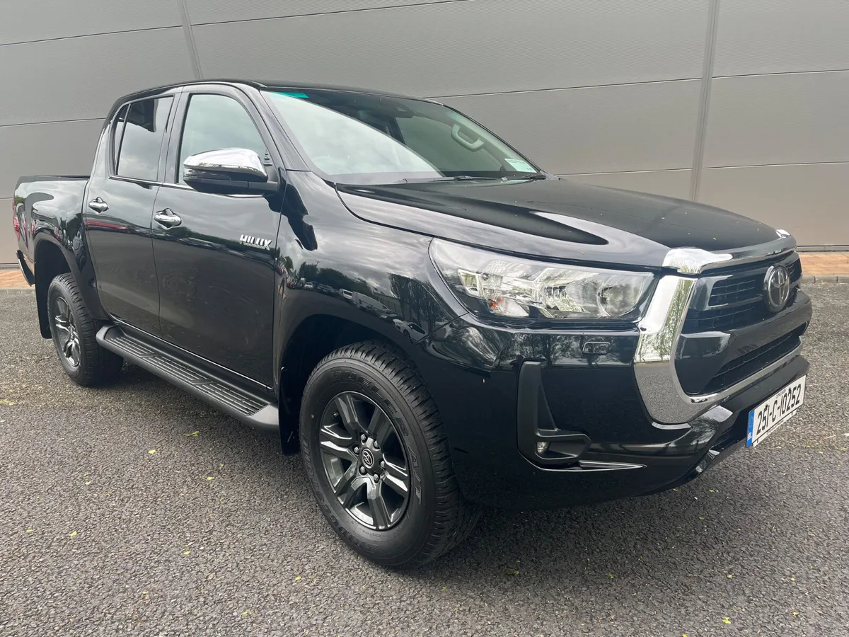 Toyota Hilux 2025 - Image 1