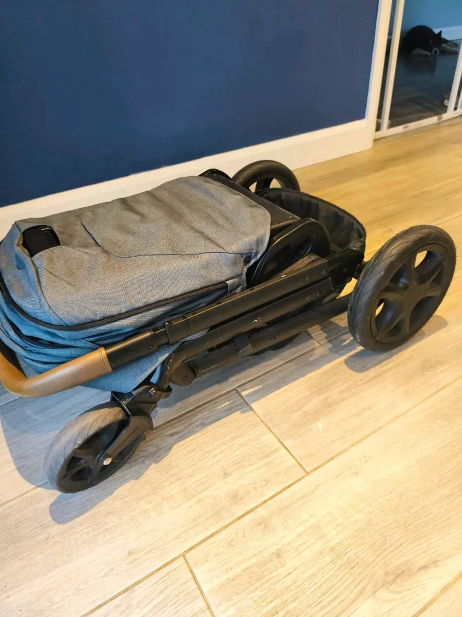 Joie Chrome Stroller and Carrycot - Image 2