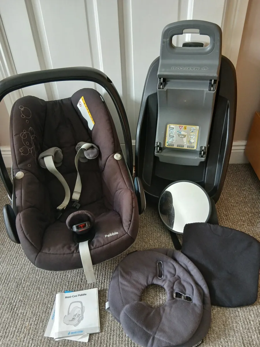Maxi Cosi Pebble Car Seat and Isofix Base - Image 1