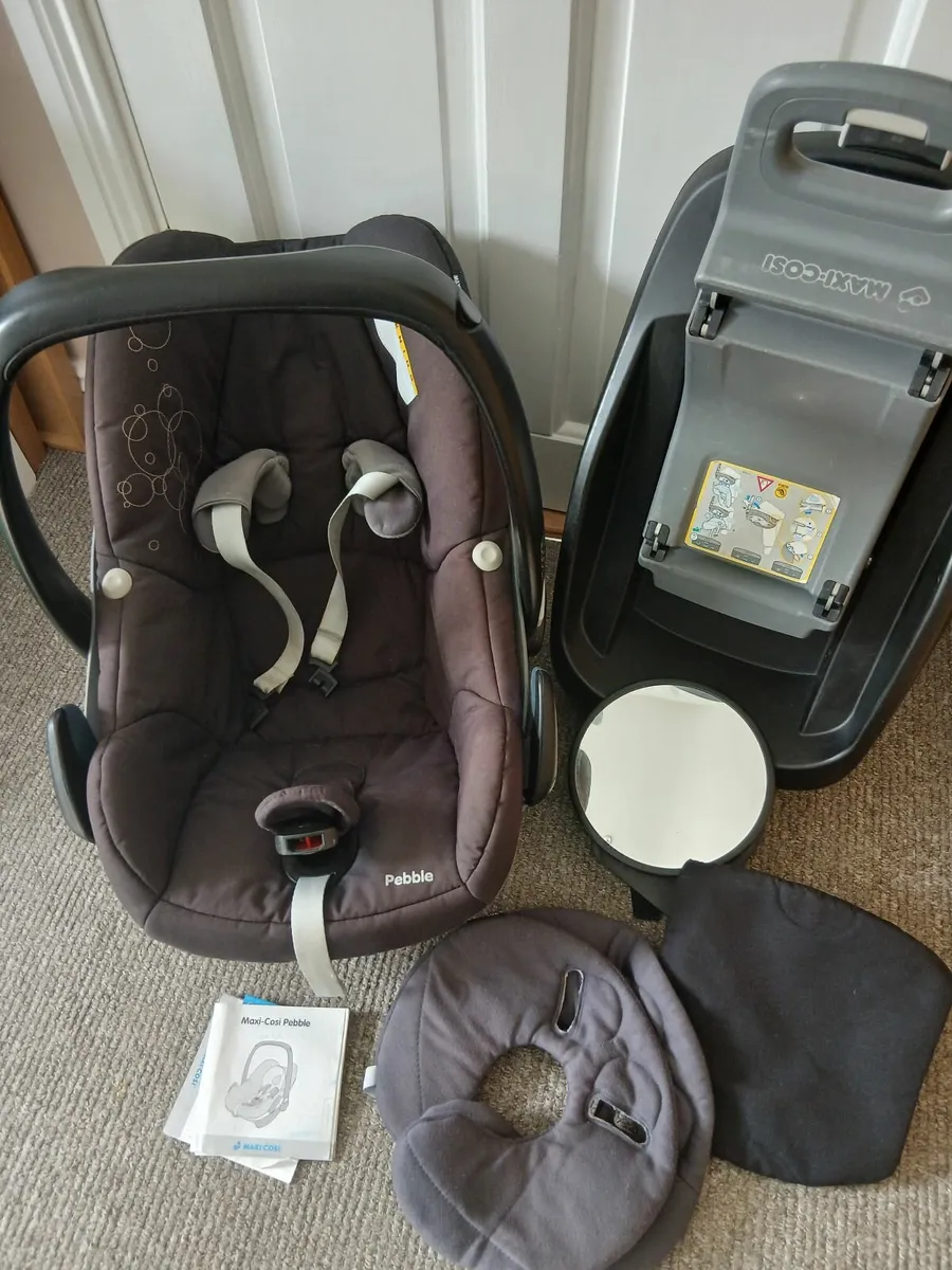 Maxi Cosi Pebble Car Seat and Isofix Base - Image 2