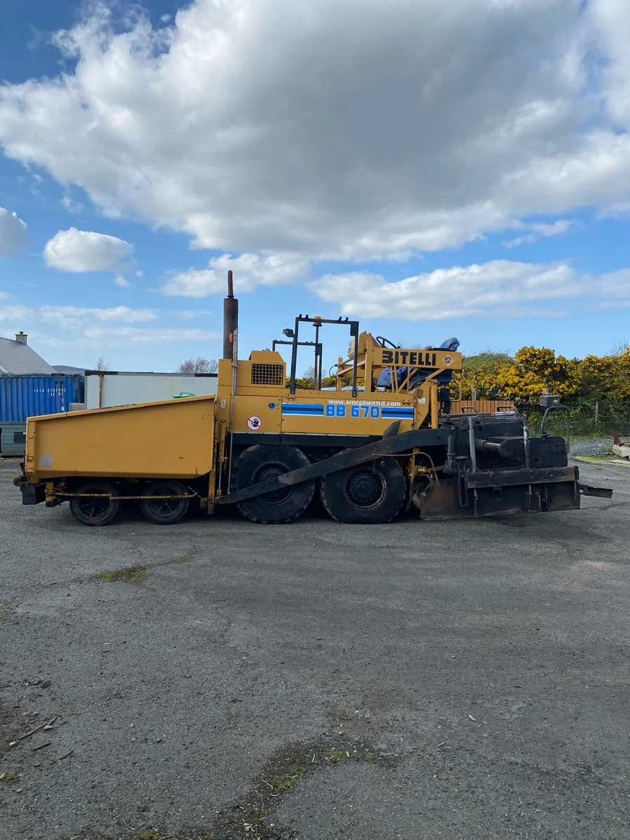 Asphalt/tarmac pavers required - Image 1