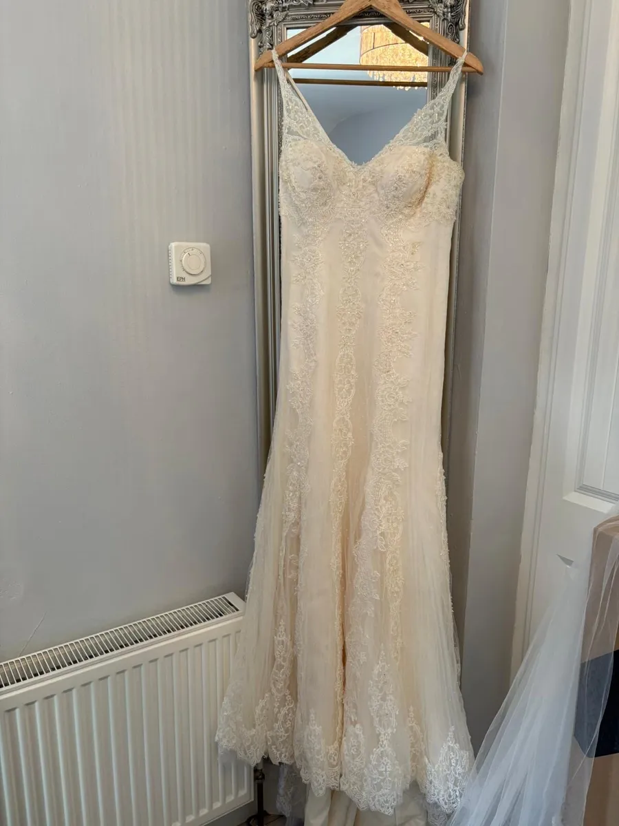 Wedding dress - Image 2