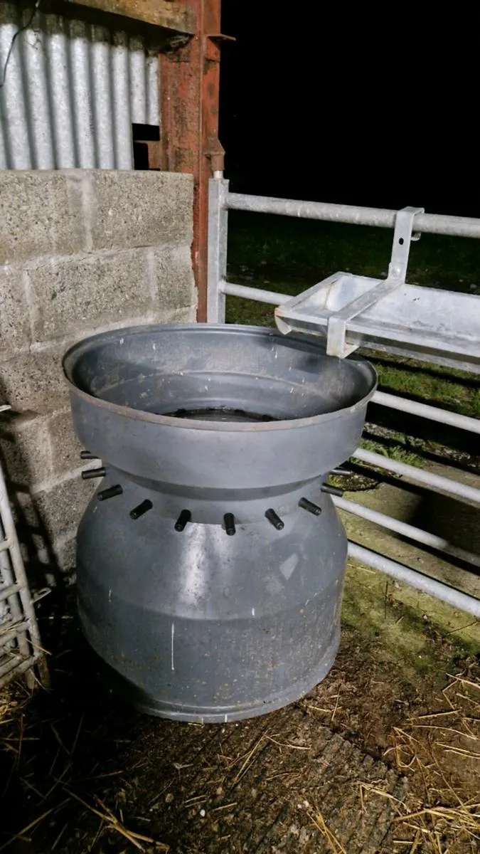 Calf feeding equipment - Image 1