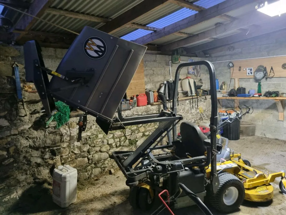 Ride on lawn mower - Image 2