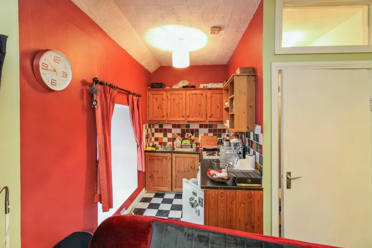 Fast Food Restaurant & 1 Bed Apartment - Image 2