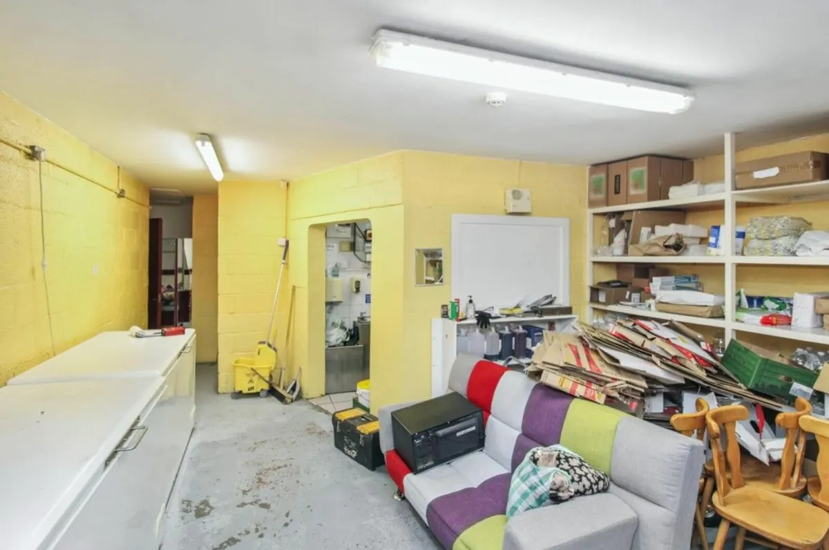 Fast Food Restaurant & 1 Bed Apartment - Image 4