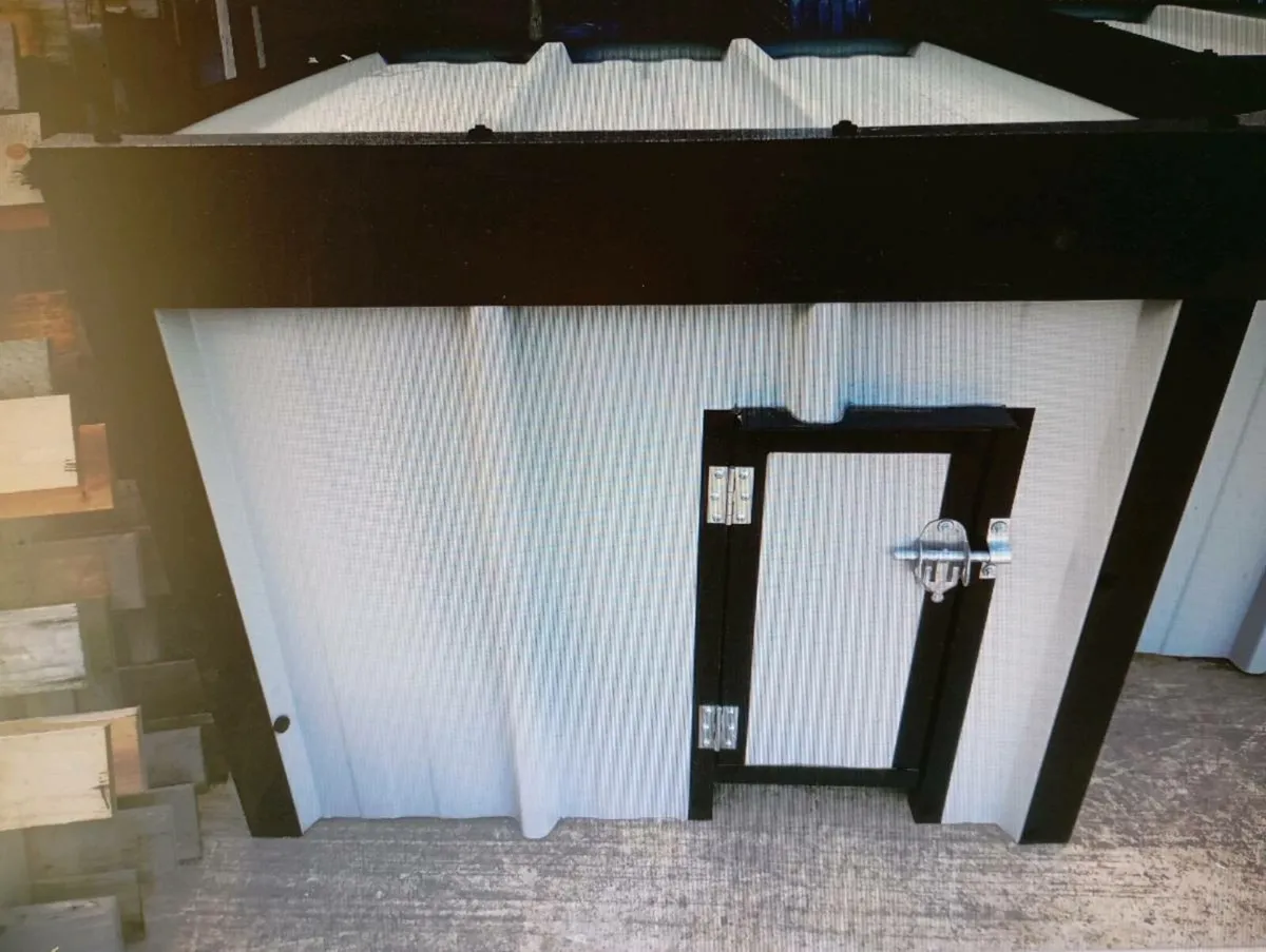 Insulated steel dog house kennel - Image 1