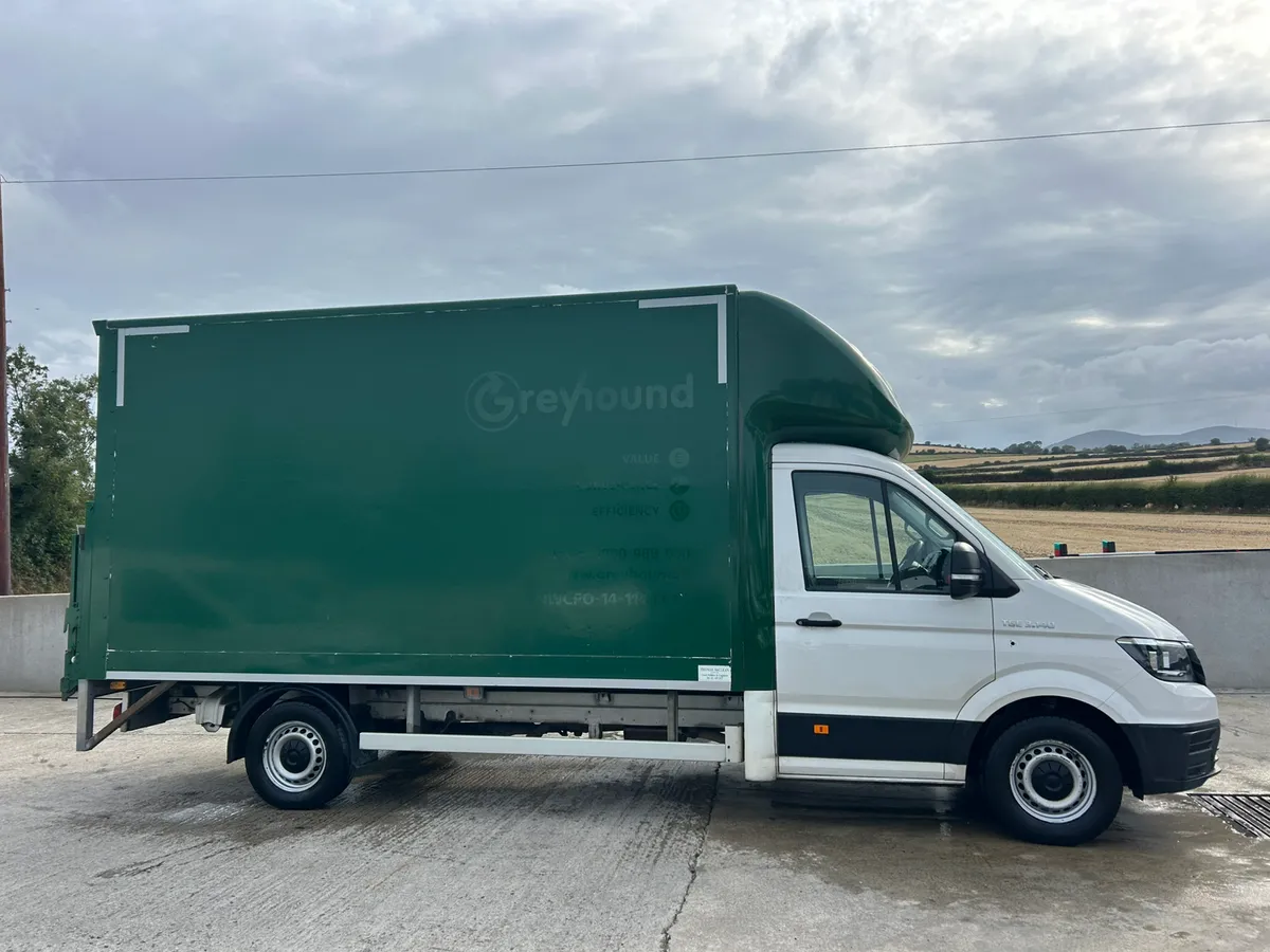 Man Tge Box van with tail lift - Image 2