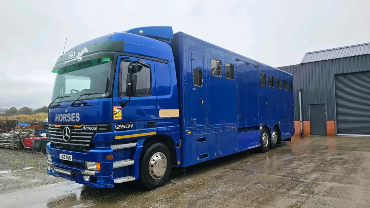 MERCEDES  ACTROS HORSEBOX - Image 2