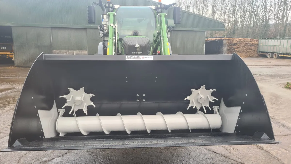 Feeding Bucket with Auger - Image 1