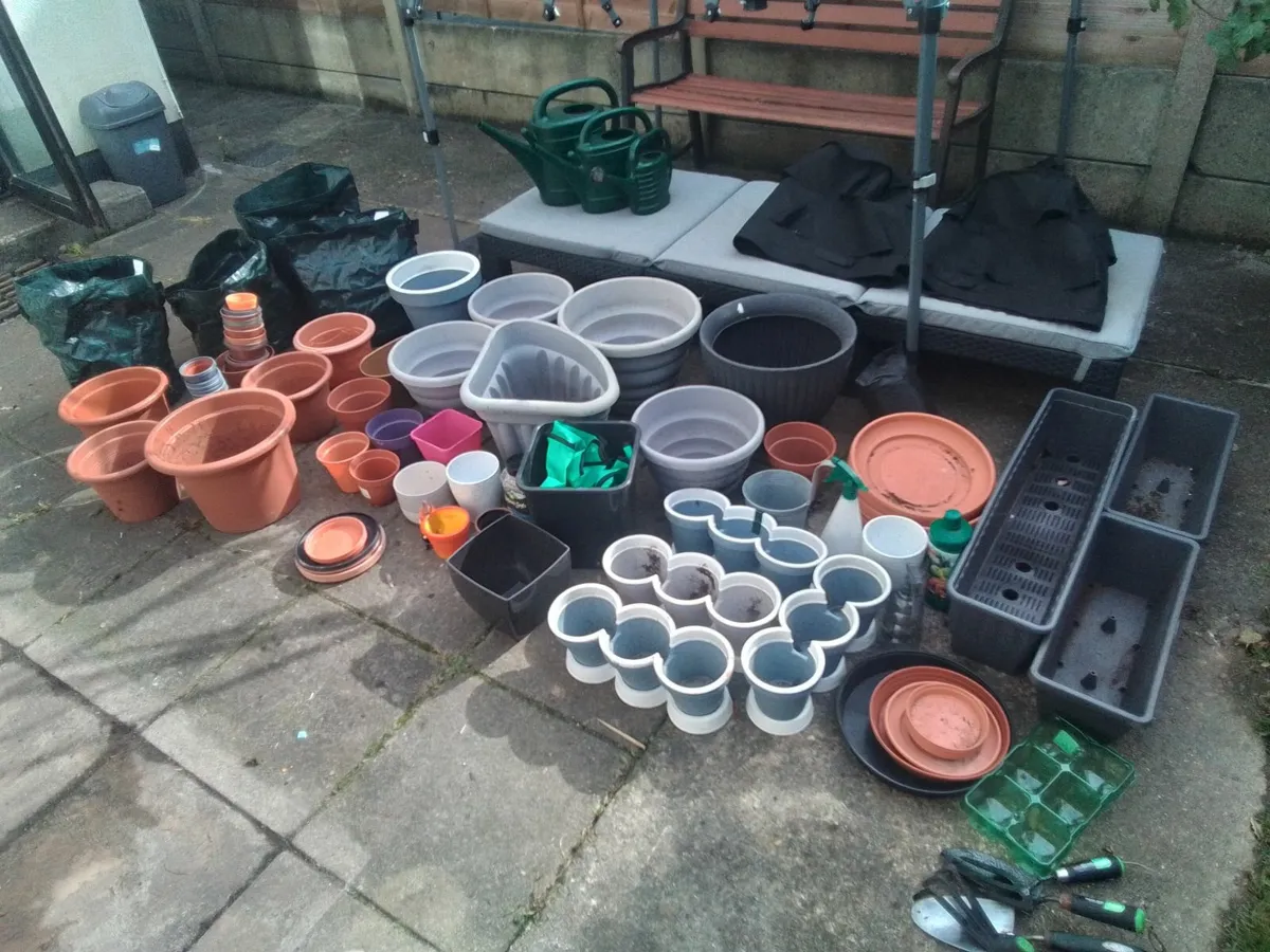 flowerpots and saucers - Image 1
