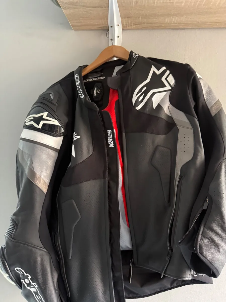 Helmet jacket - Image 1