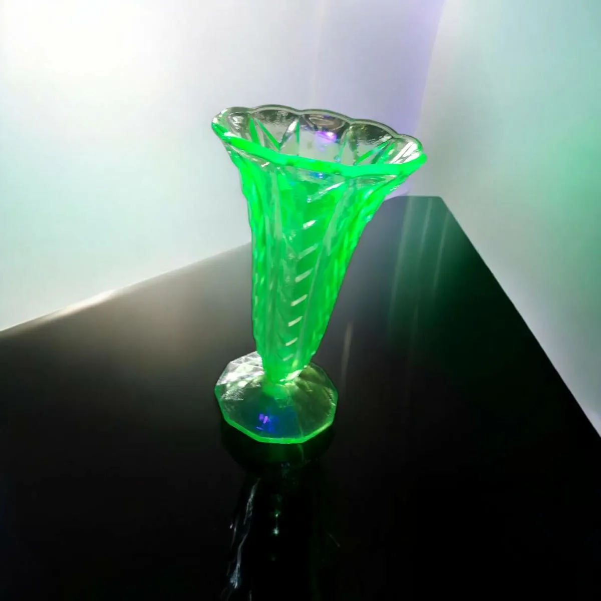 Uranium pressed glass vase 16cm - Image 2