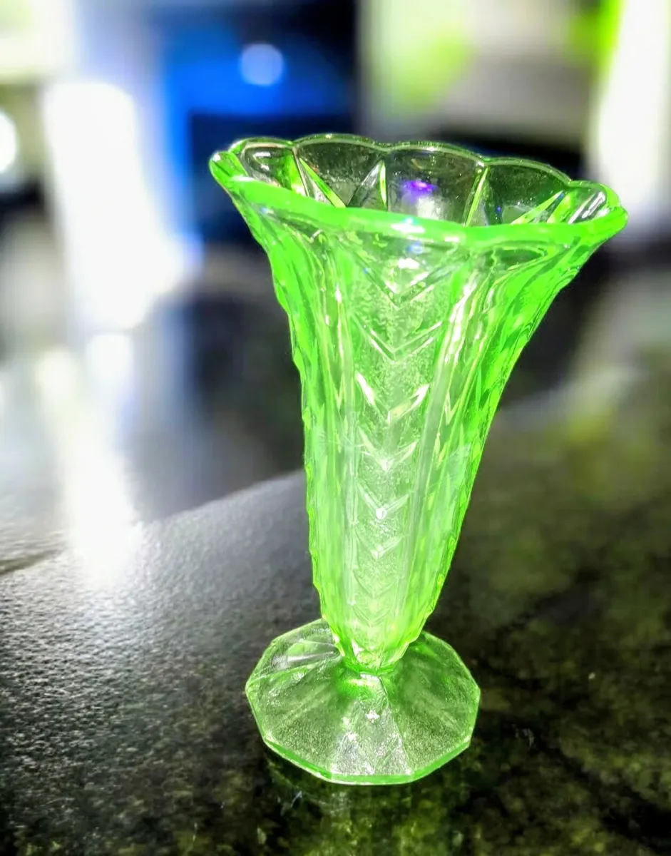 Uranium pressed glass vase 16cm - Image 3