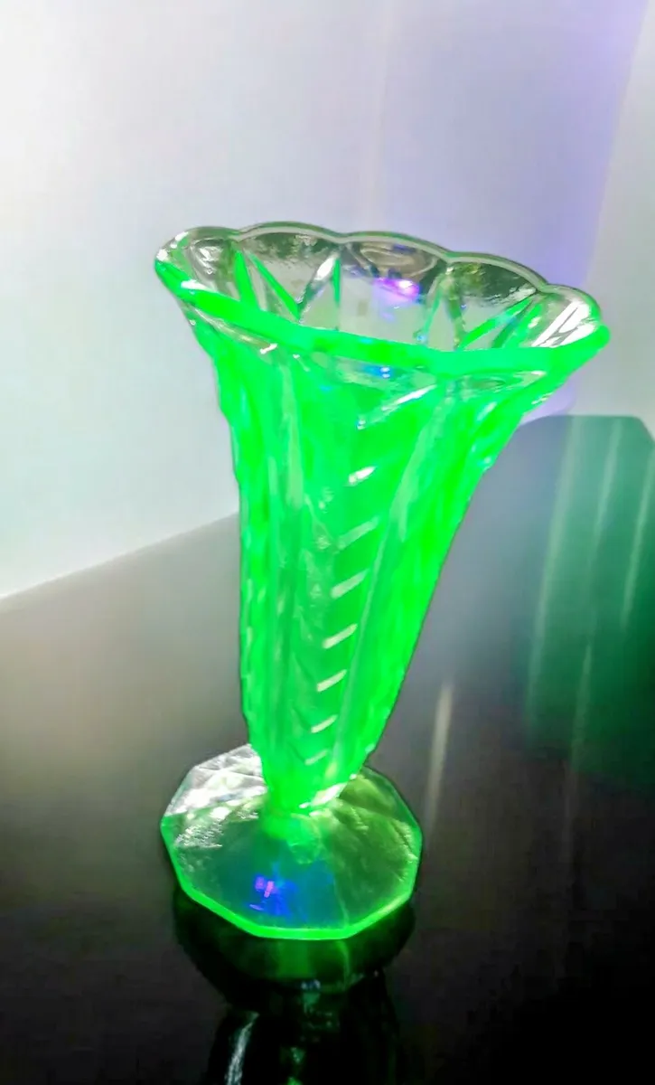 Uranium pressed glass vase 16cm - Image 1