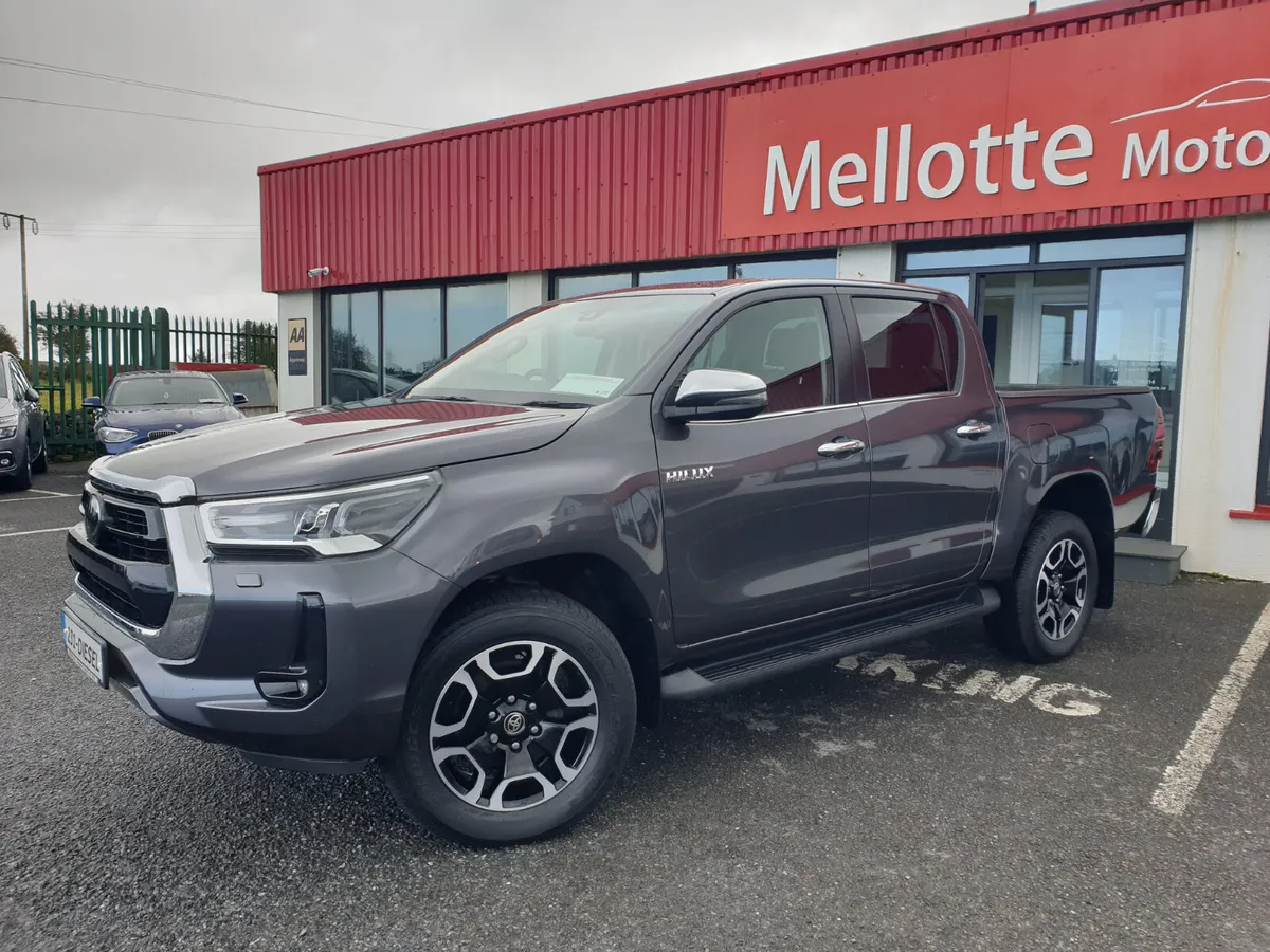 Toyota Hilux 2.8D-4D INVINCIBLE AUTO - Image 2