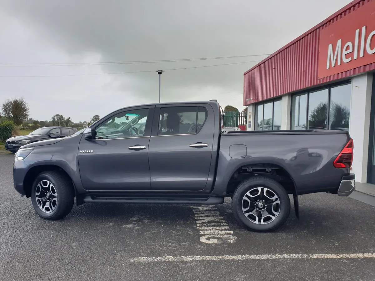 Toyota Hilux 2.8D-4D INVINCIBLE AUTO - Image 3