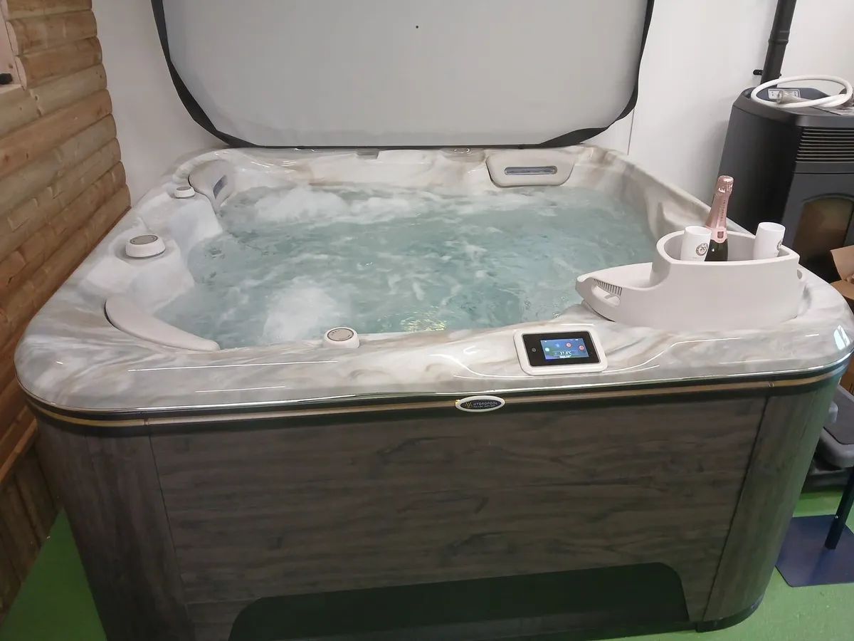 Hydropool 455 Gold hot tub - Image 1