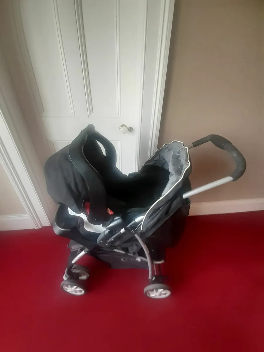 Graco pushchair, car seat car seat base - Image 1