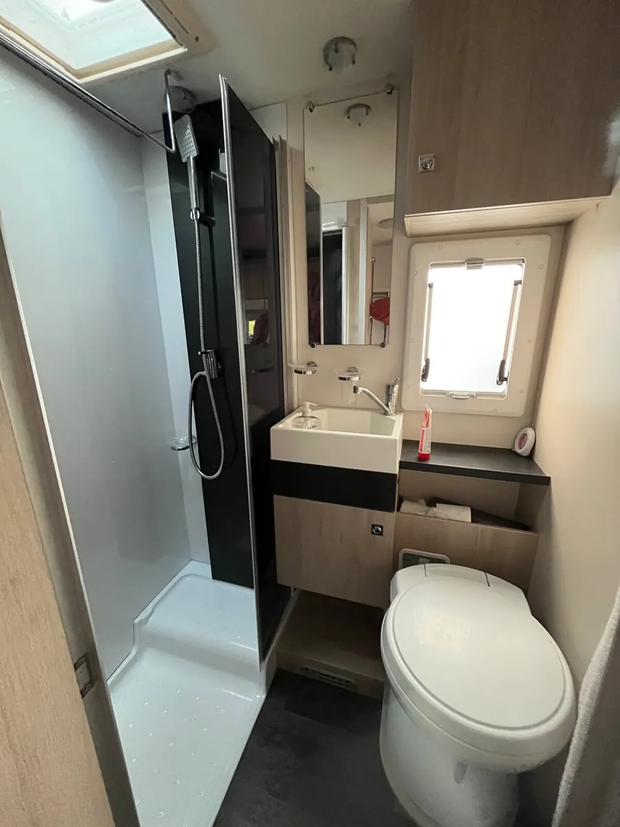 Camper Campervan Motorhome - Image 4