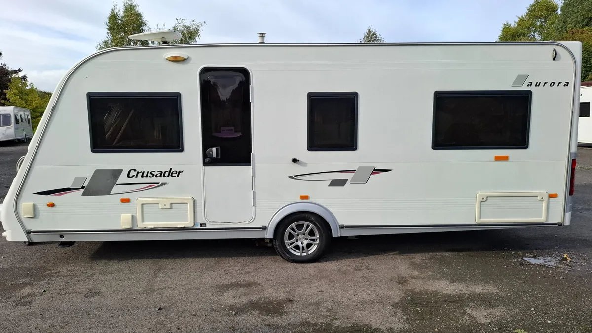 Elddis Crusader Aurora fixed bed caravan - Image 3