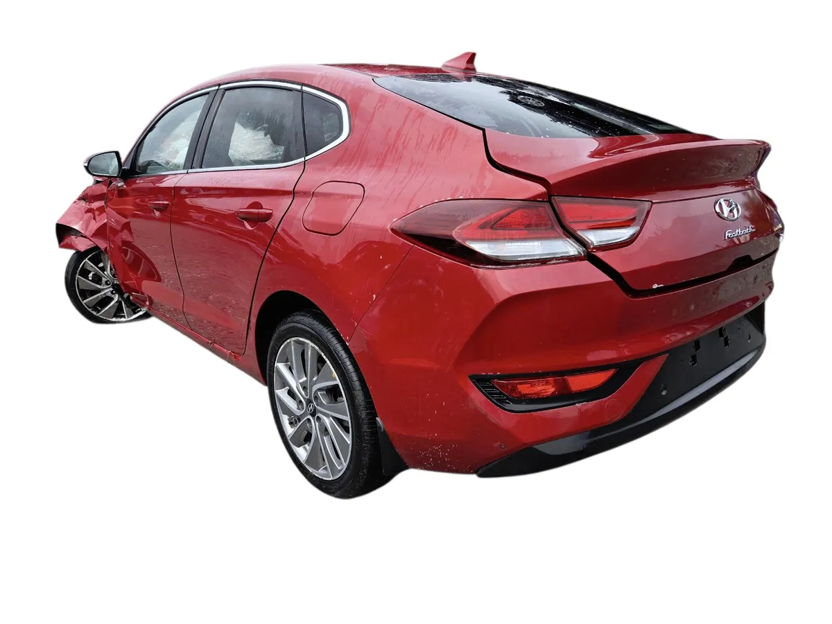 2018 HYUNDAI I30 FASTBACK For Breaking/Dismantling - Image 2