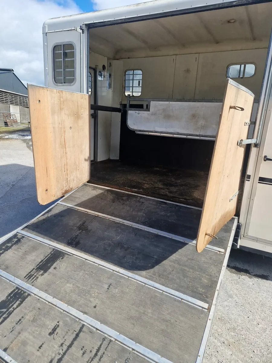 Horse Box with Jockey Room - Image 3
