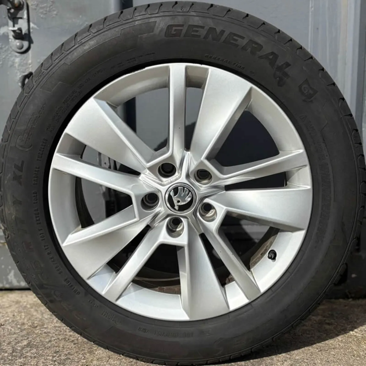 17" Genuine SKODA KAROQ Alloys & Tyres 8W0601025K - Image 4