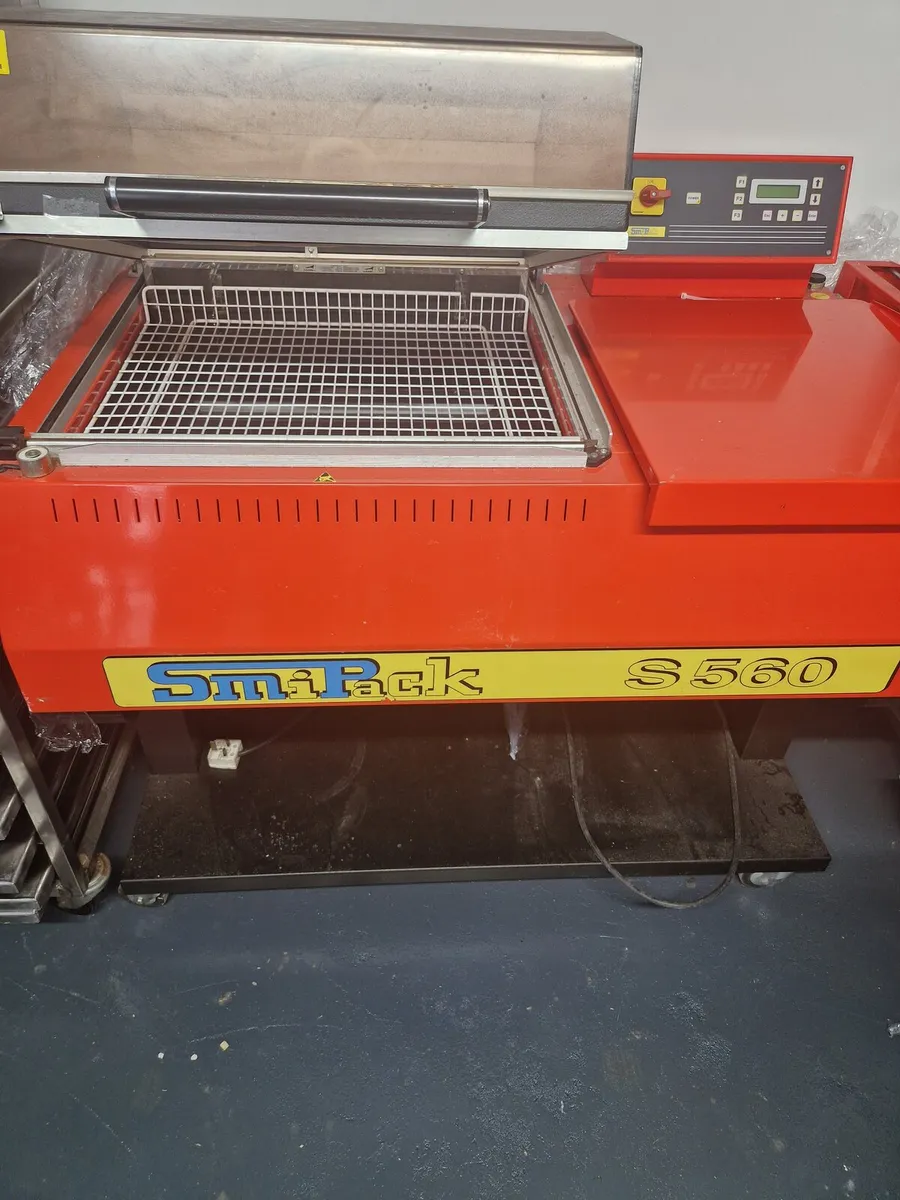 Shrink wrapping machine