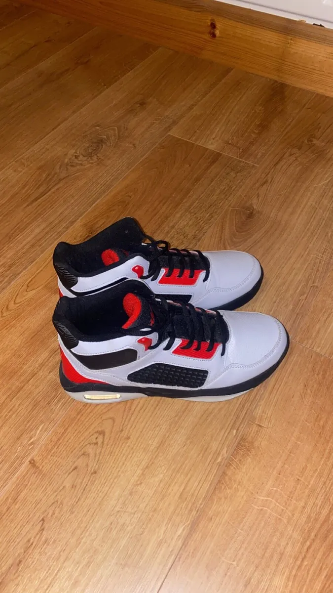 Basketball shoes - Image 1