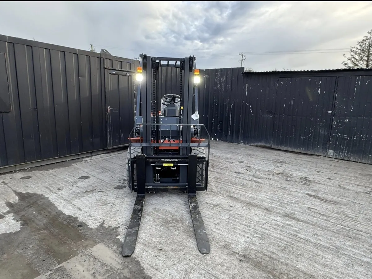 Machpro  Diesel Forklift - 2 Stage Mast - Image 4