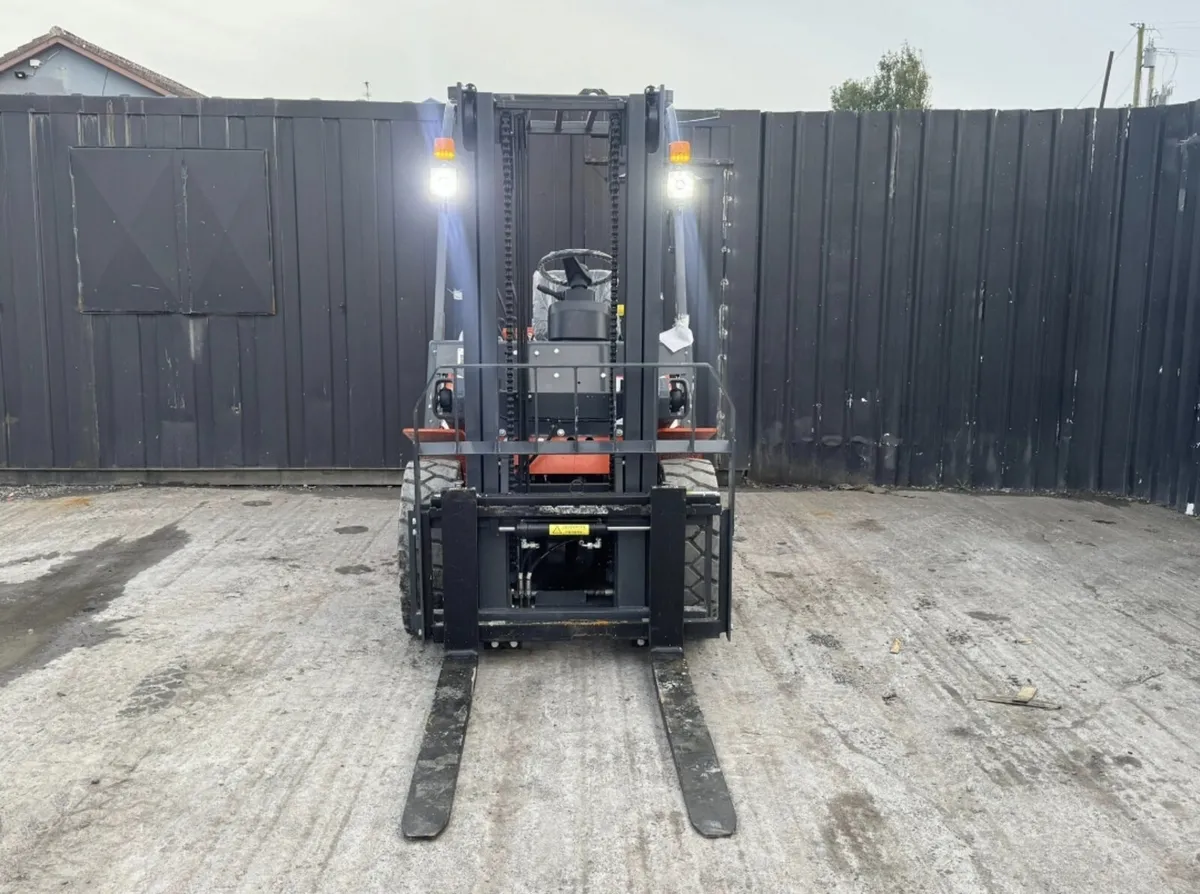 Machpro  Diesel Forklift - 2 Stage Mast - Image 2