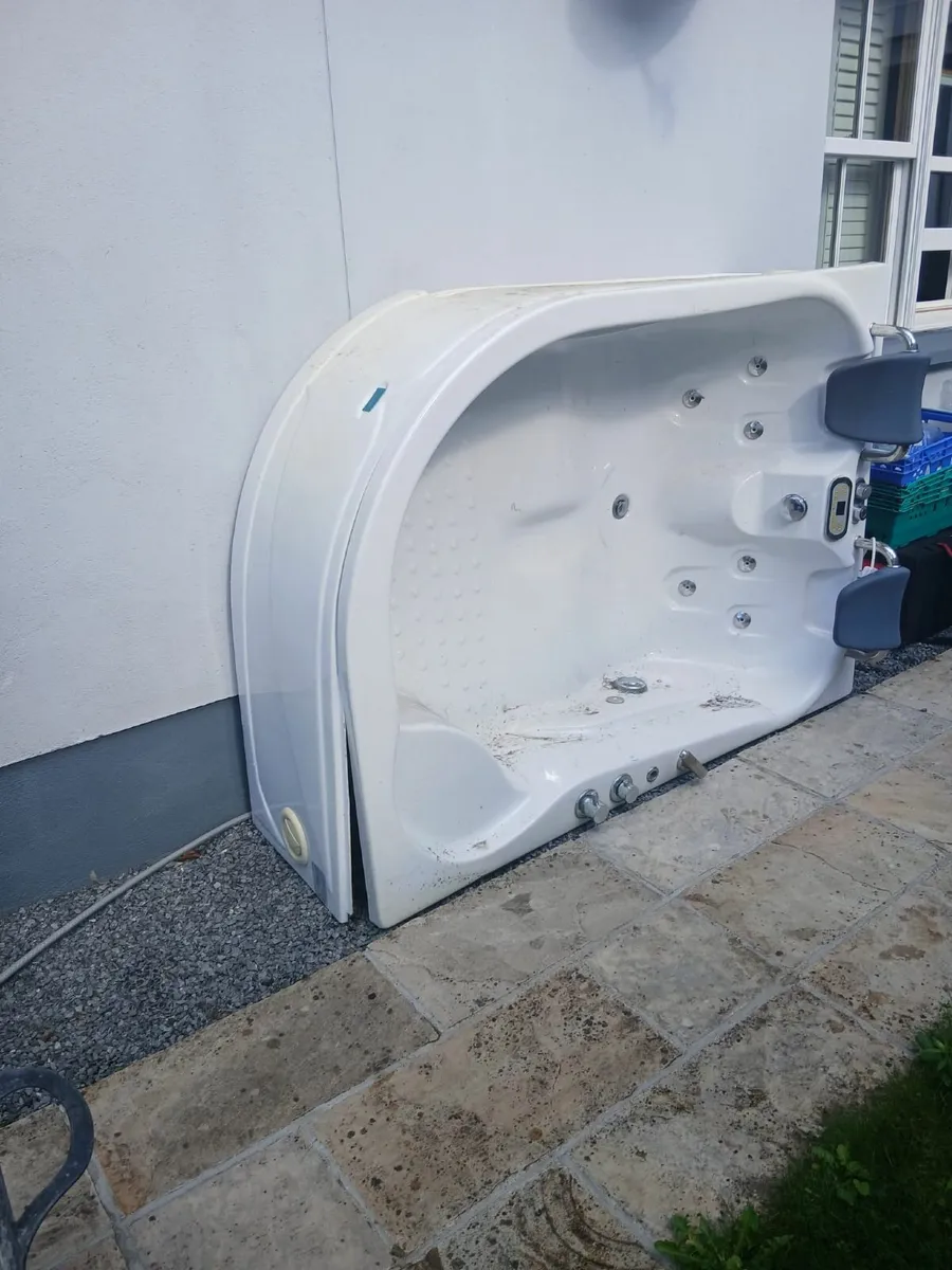 Jacuzzi---Luxury Spa Bath - Image 4