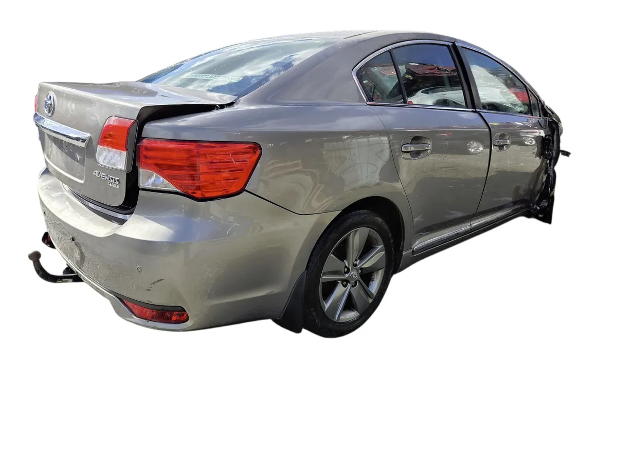 2015 TOYOTA AVENSIS For Breaking/Dismantling - Image 1