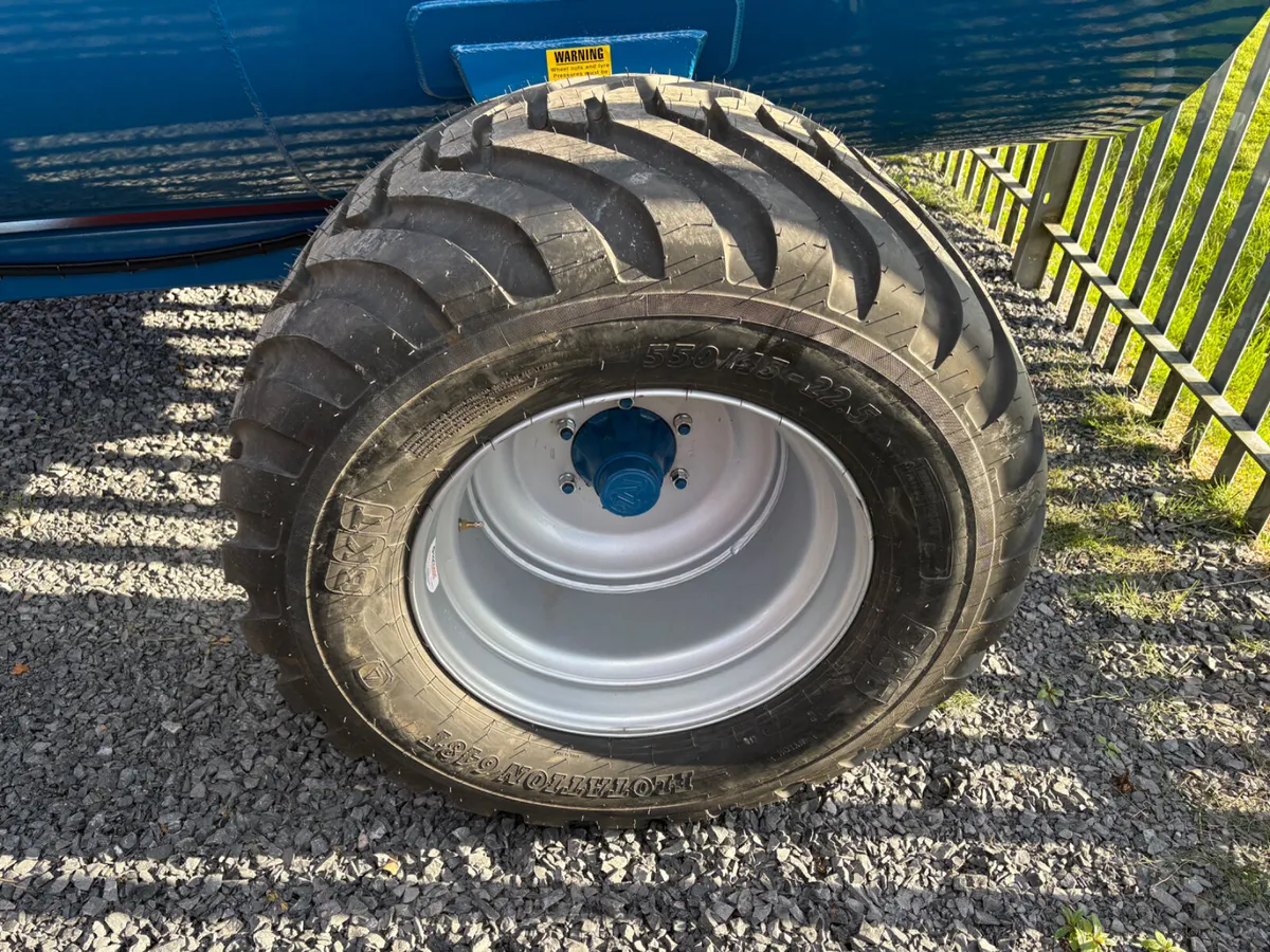 New Fleming Side Discharge Manure Spreader - Image 3