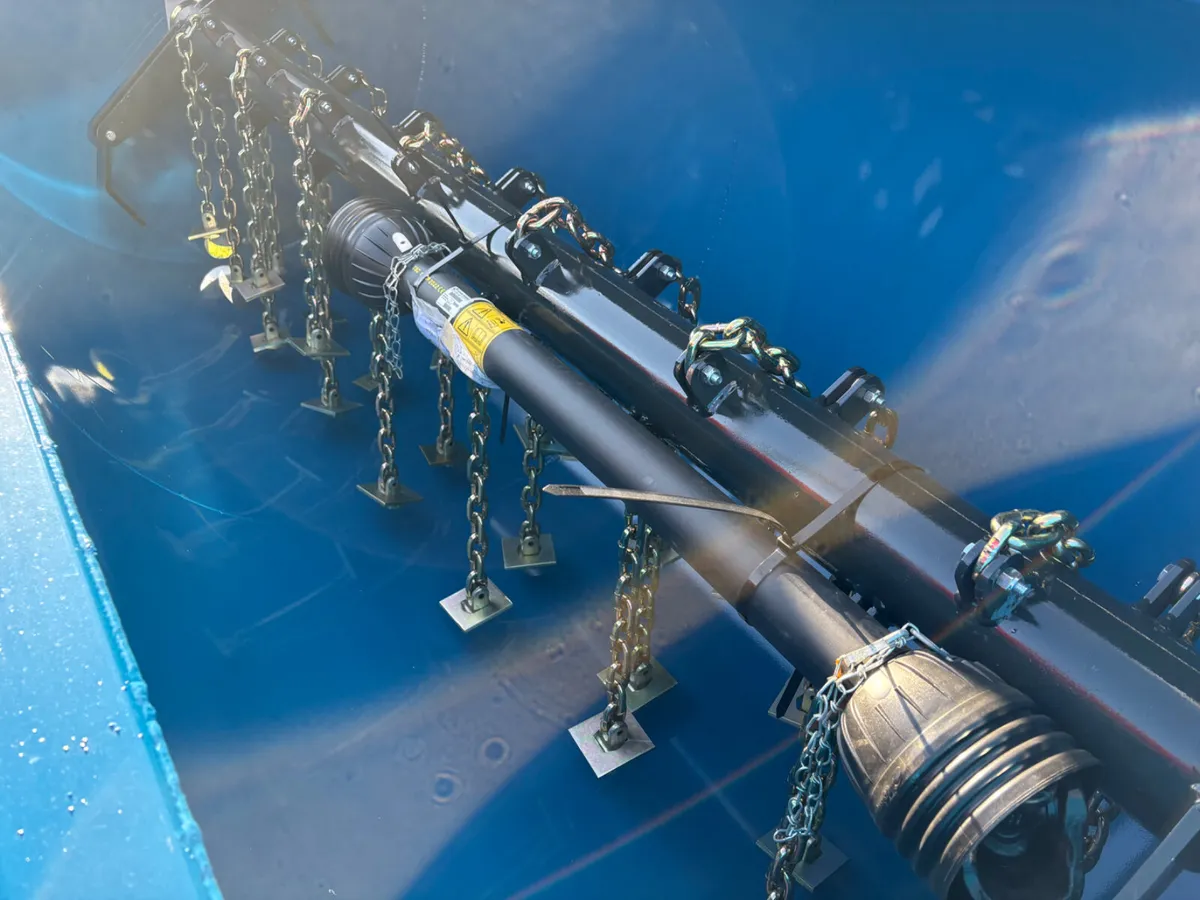 New Fleming Side Discharge Manure Spreader - Image 4