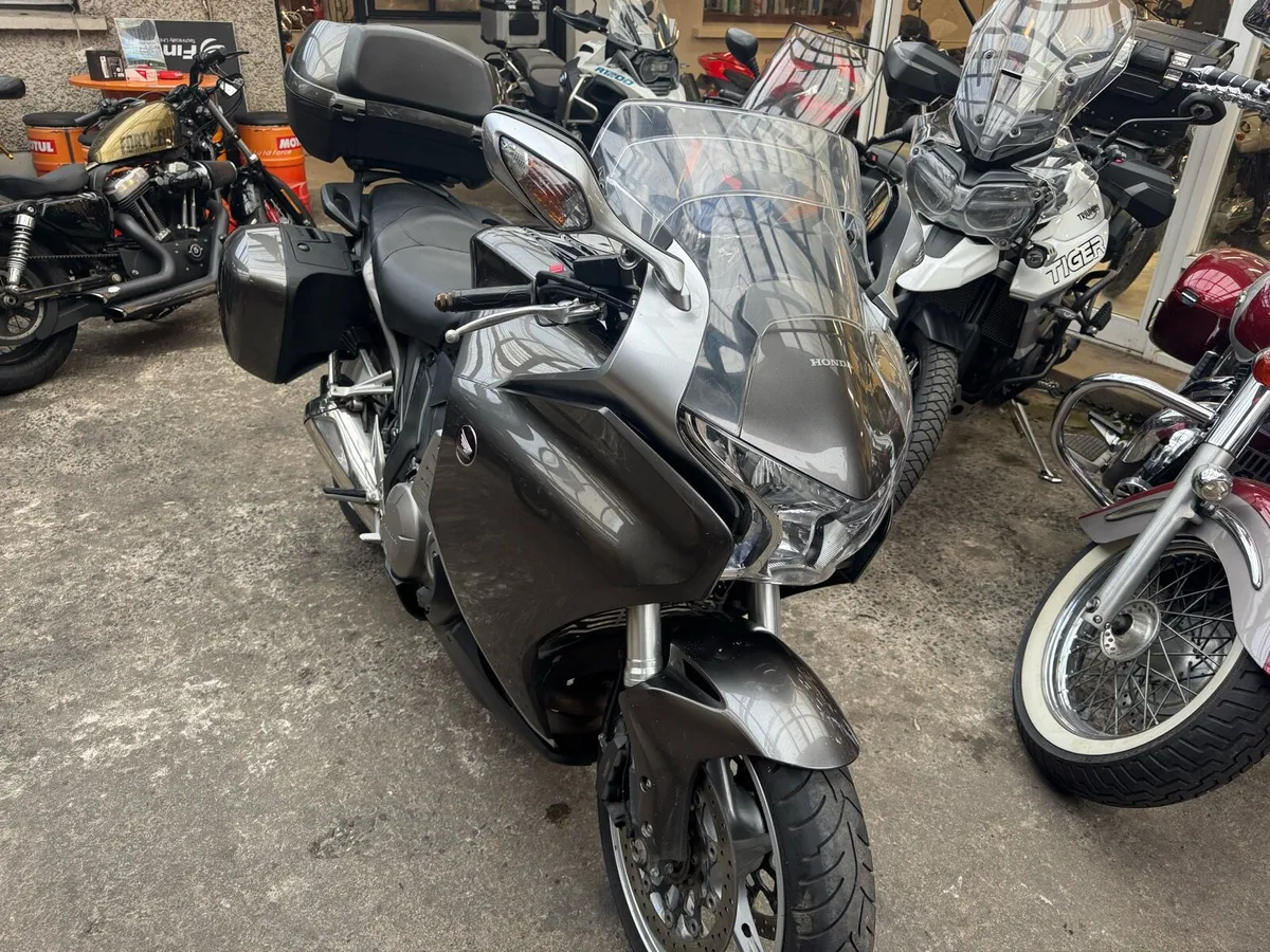 2017 VFR1200F - Image 2