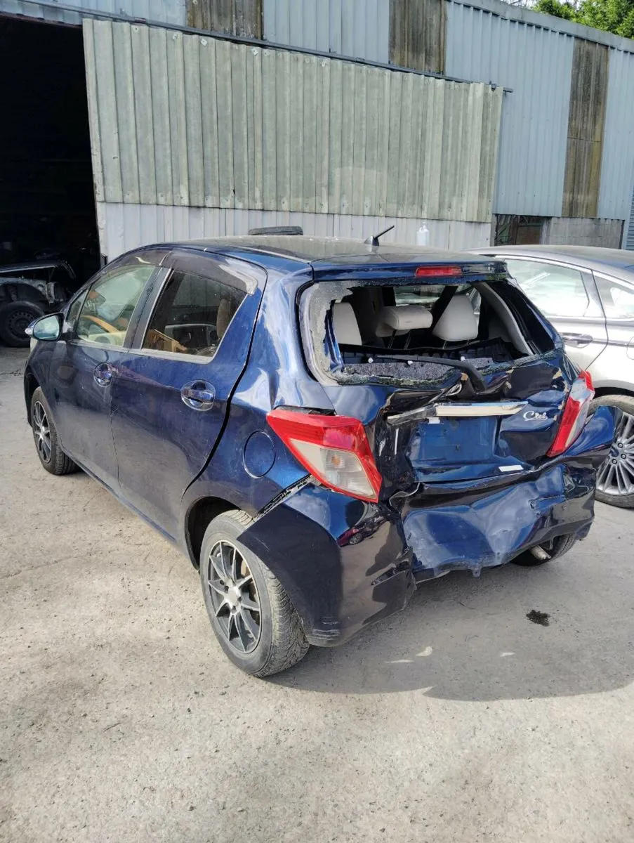 Breaking Toyota vitz 2013 petrol - Image 4