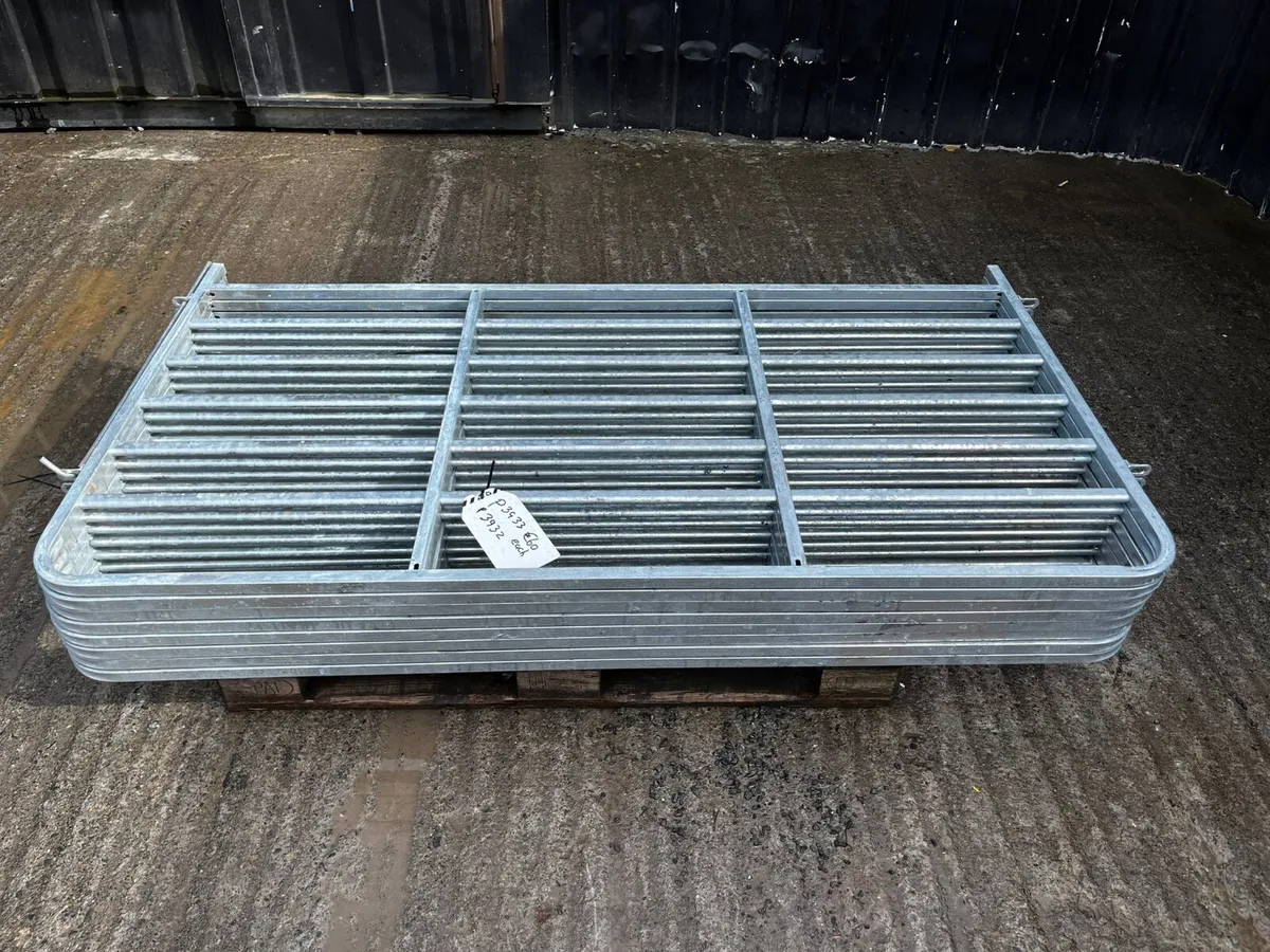 8 6ft Sheep Hurdles - Image 4