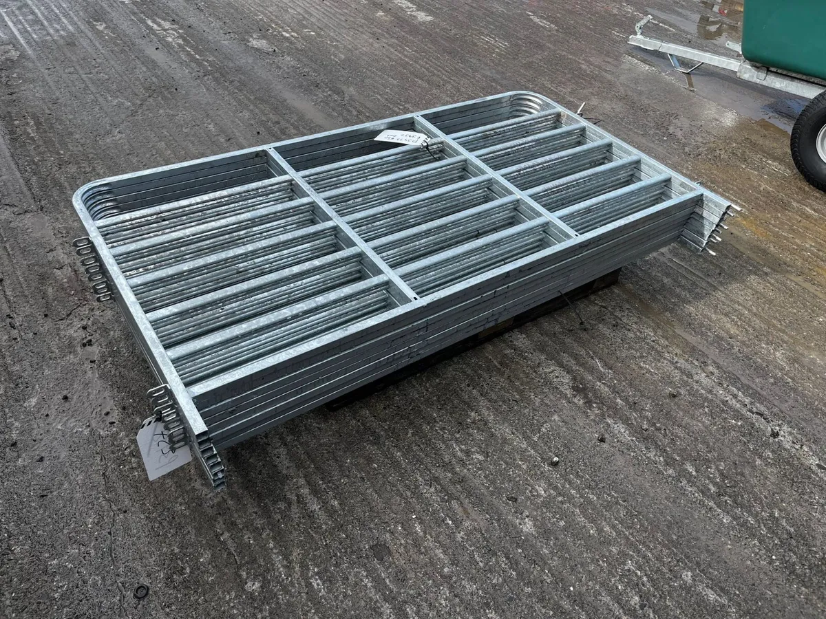 8 6ft Sheep Hurdles - Image 1