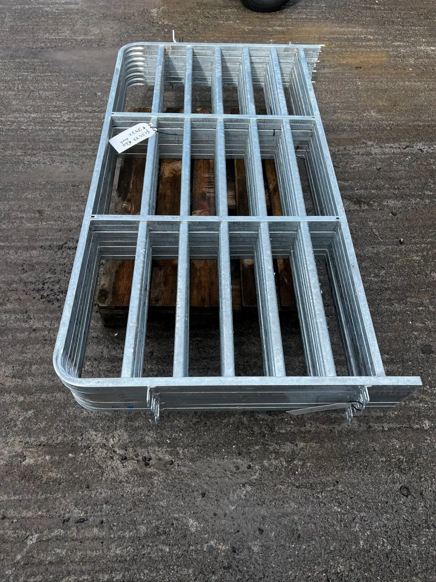 8 6ft Sheep Hurdles - Image 2