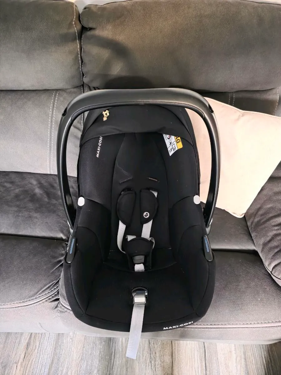 Maxi Cosi Car Seat & 2 Isofix Bases - Image 1