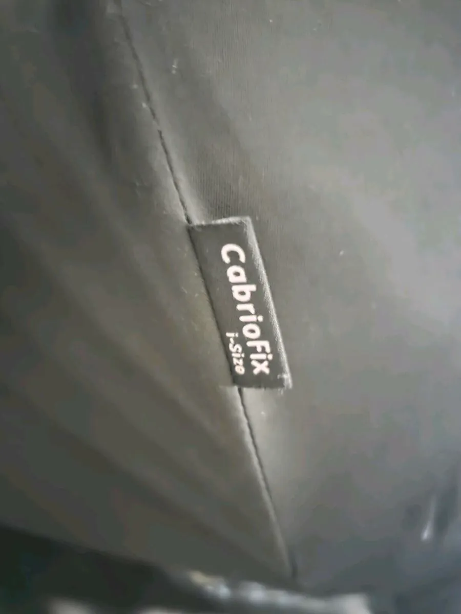 Maxi Cosi Car Seat & 2 Isofix Bases - Image 2