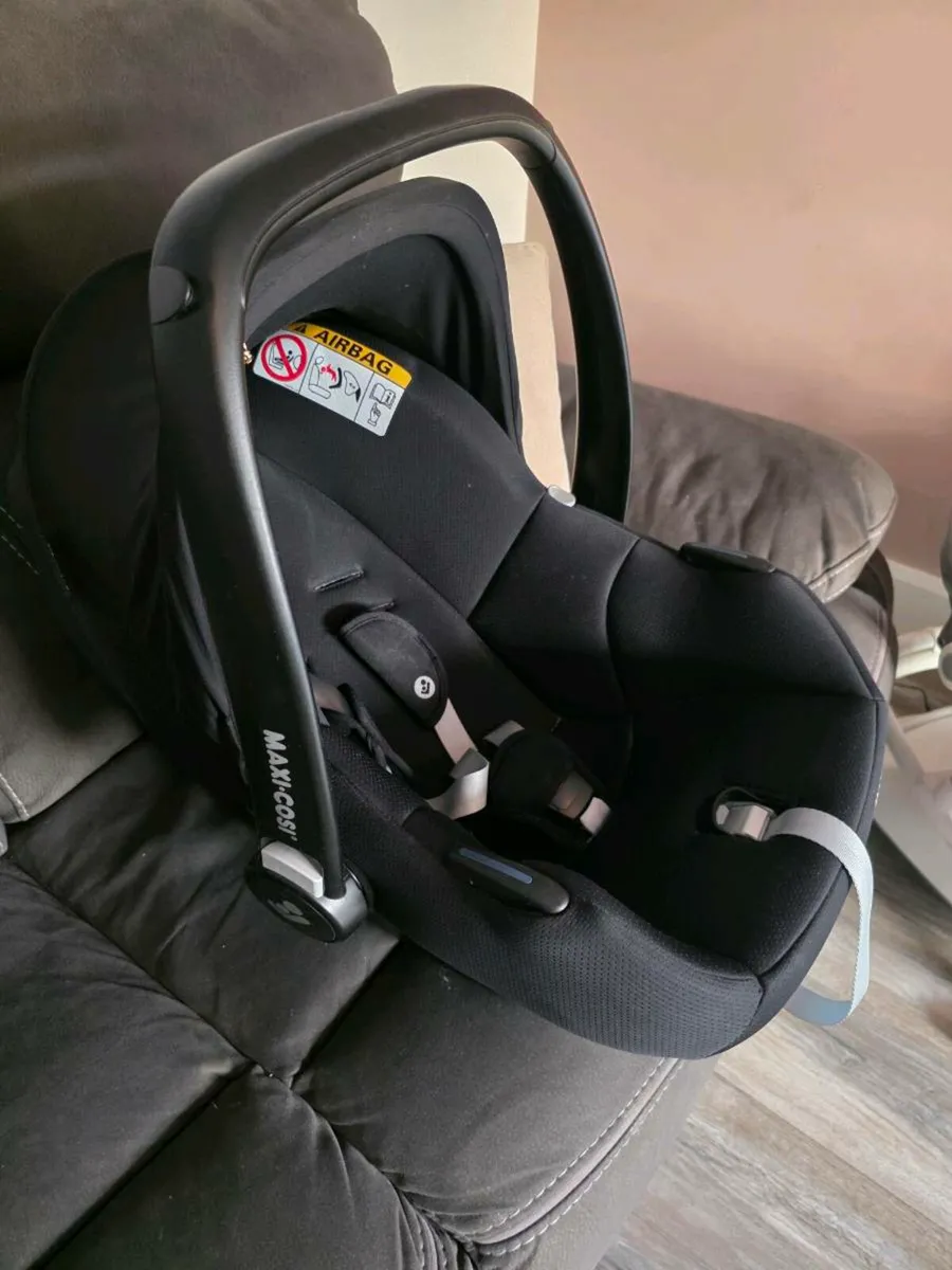 Maxi Cosi Car Seat & 2 Isofix Bases - Image 3